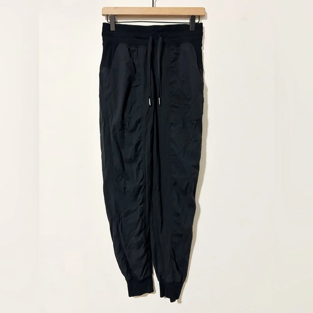 Lululemon Dance Studio Mid-Rise Pull On Jogger in Black size 4